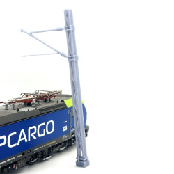 Modelarski słup sieci trakcyjnej z pojedynczym wysięgnikiem